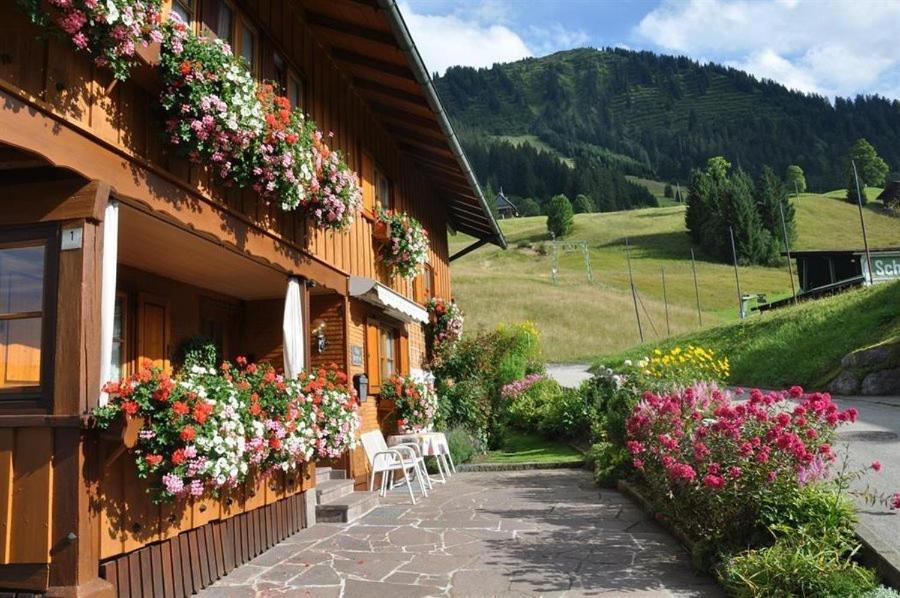 Das Bergfried - Urlaub Zentral Und Ruhig! Apartment Riezlern Exterior foto